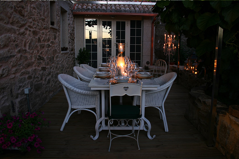 Mesa del jardín a la luz de las velas